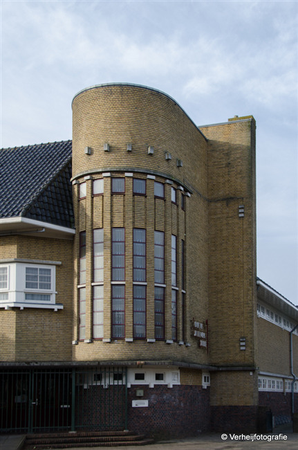 De Marie Louiseschool in Leeuwarden, het mooiste gebouw wat Reinalda heeft ontworpen
              <br/>
              Annemarieke Verheij, januari 2016