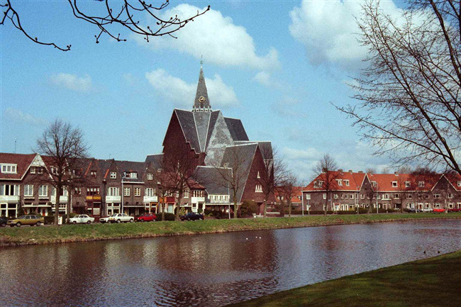 De kerk aan de Kloppersingel.
              <br/>
              Job van Nes, Zaandam, www.reliwiki.nl, 1983-04-01