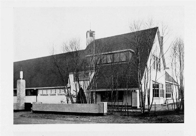De Van Reenenschool in Bergen, naar ontwerp van J.H. Roggeveen
              <br/>
              Architectura - Tresor Delft, 1932