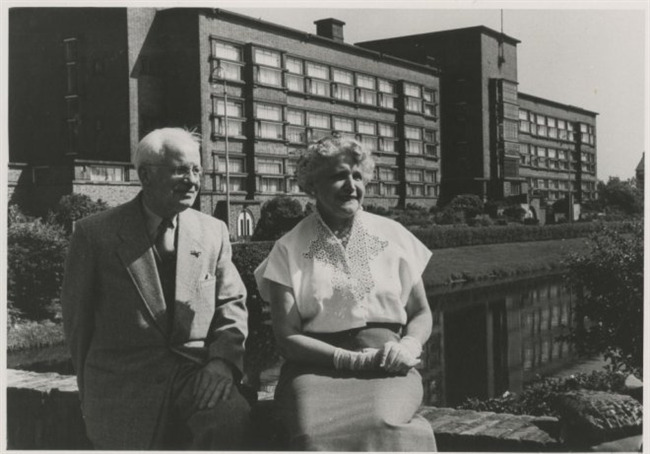 Aronskelkweg, Dalton H.B.S. met Brandes en zijn echtgenote Christina Keemink 
              <br/>
              Nico Naeff, Haagse Beeldbank, 1954