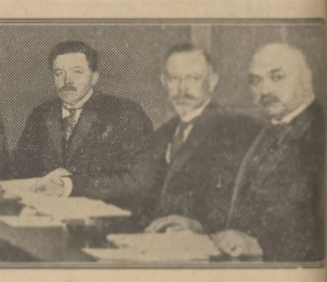 Links: W.F.C. Schaap, met twee leden van de Geldersche Bruggencommissie
              <br/>
              De courant Het nieuws van den dag, 28-04-1927