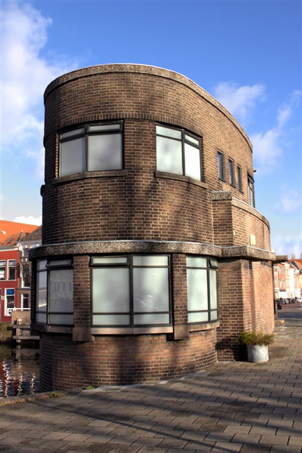 Havenhoofd brugwachtershuis, Leiden 
              <br/>
              Redactie, 2014
