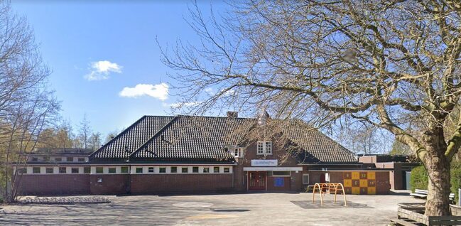 De gehele voorzijde van het schoolgebouw.
              <br/>
              Google Streetview, 2021