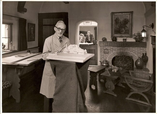 Jan Rebel in zijn kantoor met de maquette van landhuis 'De Schorrenberg'.
              <br/>
              Hans Spiess, CC BY-SA 4.0, 1949