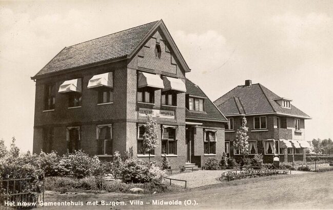 Gemeentehuis met rechts de burgemeesterswoning. Slechts drie jaar zit er tussen deze ontwerpen van Meijer.
              <br/>
              Beeldbank Groningen, 1933-1939