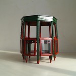 Met de raampjes open.
<br/>
Studio Eklektik, 2025