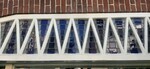 Zigzag roedenverdeling met glas in lood.
              <br/>
              Joop de Haan, Joop de Haan