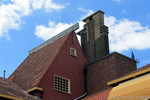 Dak en schoorsteen, voor restauratie. Gezien vanaf de binnenplaats.
<br/>
Gert-Jan Lobbes, 2016