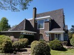 De zijgevel met de ingang en het uitgebouwde trappenhuis.
<br/>
Gert-Jan Lobbes, 2026
