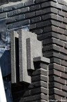 Eenvoudige betonnen ornamenten aan de basis van de schoorsteen.
<br/>
Gert-Jan Lobbes, 2026