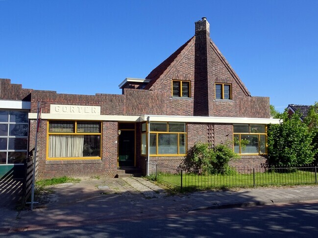 Het woonhuis met links een laagbouw die het huis met de garage verbindt.
<br/>
Gert-Jan Lobbes, 2025