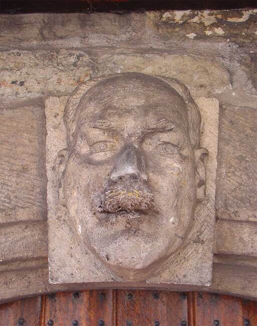 Portret van Ad van der Steur in de gevel van het stadhuis van Gouda.
              <br/>
              Gouwenaar / Wikimedia, 2008
