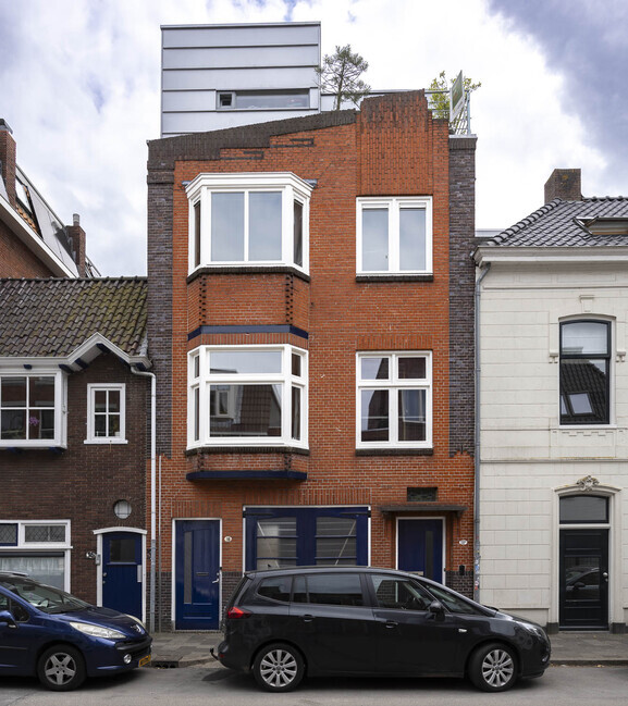 De voorgevel.
<br/>
Marcel Westhoff, 2026