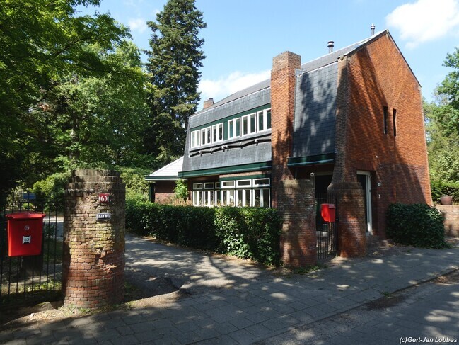 De woning ligt aan het pad naar de villa.
<br/>
Gert-Jan Lobbes, 2026