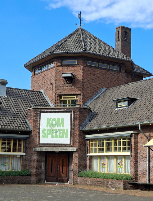 Voormalige school in Haren.
<br/>
Joop de Haan, 2026