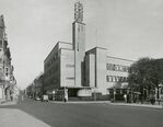 Kortenaerkade hoek Anna Paulownastraat: het gebouw van de OLVEH met bij de entree de beelden van Hendrik van den Eijnde.
<br/>
Haags Gemeentearchief, 1949