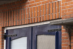 Siermetselwerk boven de garagedeuren.
<br/>
Marcel Westhoff, 2026