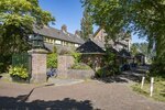 Tuindorpgevoel. Links het toegangshek in de Wallerstraat.
<br/>
Roel Siebrand, 2021
