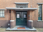 Entree aan de Zusterstraat met siermetselwerk en rondingen in het metselwerk.
<br/>
Martijn de Visser, 2021