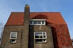 Zijgevel met hoog opgaande schoorsteen en zadeldak.
<br/>
Gert-Jan Lobbes, 2023