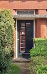 Voordeur en bovenraam met glas in lood.
<br/>
Joop de Haan, 2026