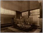 De achterzijde, met o.a. de bank van Erich Wichman met stofontwerp van Jaap Gidding.
<br/>
Archief J.F. Staal / Het Nieuwe Instituut, 1925
