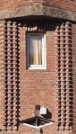 Siermetselwerk en ruitvormig raampje.
              <br/>
              Joop de Haan, 2024