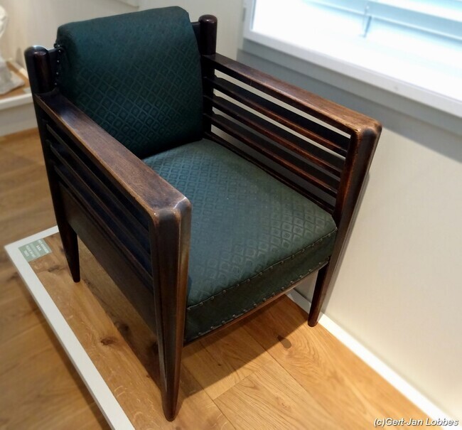 Stoel voor Vrijmetselaarsloge, Alkmaar, 1924. Meubelfabriek De Klerk, Rotterdam.
              <br/>
              Museum Het Schip. Schenking erven Van Donkelaar, Foto Gert-Jan Lobbes, 2018