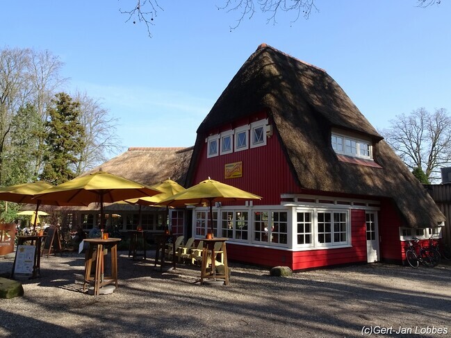 Theehuis Rhijnauwen uit 1921 met voormalig woonhuis uit 1924.
<br/>
Gert-Jan Lobbes, 2026