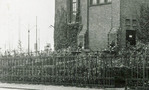 Achterzijde van het pompstation, met het (verdwenen) fontein. Foto genomen vanaf het Boerhaaveplein.
<br/>
Dienst Gemeentewerken Schiedam / Beeldbank Schiedam, 1925