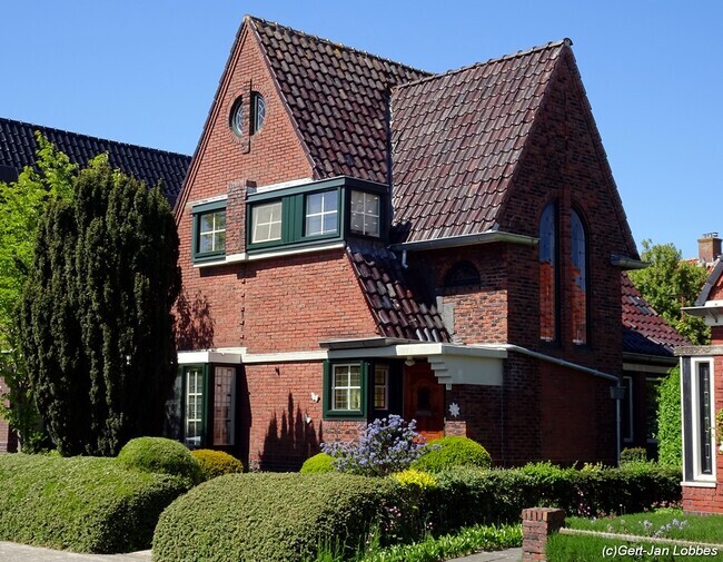 Het huis met duidelijk zichtbaar het uitgebouwde trappenhuis.
<br/>
Gert-Jan Lobbes, 2025