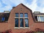 Rechter zijgevel met ramen van het trappenhuis.
<br/>
Gert-Jan Lobbes, 2023