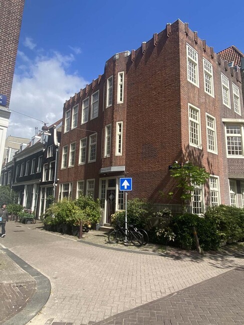 Hoek Langestraat (links) en Blauwburg (rechts).
<br/>
Erik de Groot, 2025