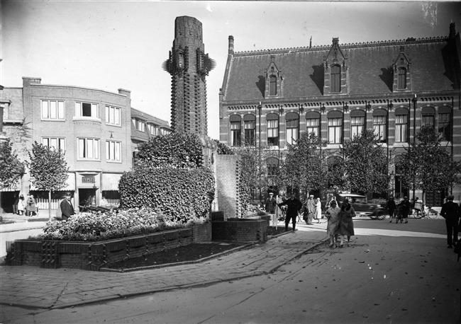 Dudoks pleinversiering.
              <br/>
              Streekarchief Gooi en Vechtstreek, 1930