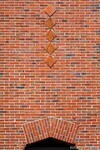 Terracotta ruitjes als versieringen boven de poort.
<br/>
Gert-Jan Lobbes, 2025
