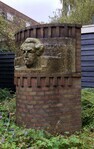 Het beeld in de binnentuin van De Dageraad.
              <br/>
              Michel Didier, 2017