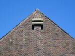 Ornament in de top van de voorgevel.
              <br/>
              Gert-Jan Lobbes, 2020
