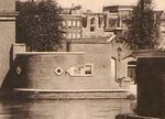 De oorspronkelijke staat, met boegvormige muurbeëindiging rechts.
              <br/>
              Stadsarchief Amsterdam, ca. 1933