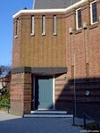 Eén van de ingangen aan de Thomas de Rouckstraat.
              <br/>
              Gert-Jan Lobbes, 2024