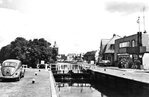 Het pand met het oorspronkelijke houten balkon.
<br/>
Fotoarchief Oud Meppel, 1965