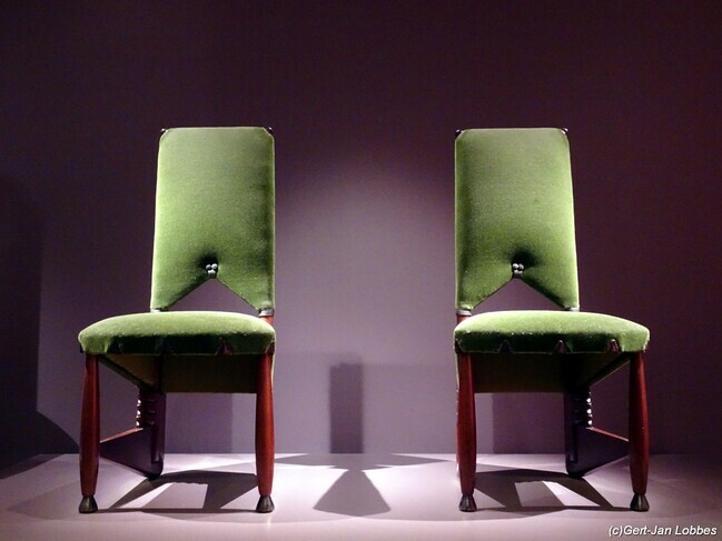 De twee stoelen, frontaal.
<br/>
Gert-Jan Lobbes, 2024