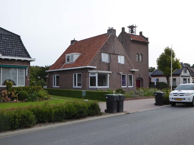 Het huis, met links nog een stukje zichtbaar van het andere ontwerp van Van Hoorn.
<br/>
Hans Rümke, 2024