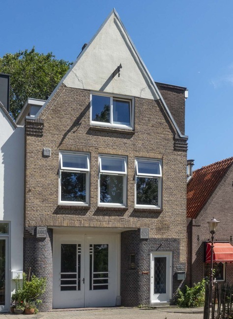 De voormalige garage met woonhuis.
<br/>
Marcel Westhoff, 2024