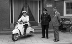Bij de presentatie van de nieuwe witte politie-scooter zijn de originele voordeuren goed zichtbaar.
<br/>
Gemeentearchief Venlo, 1961
