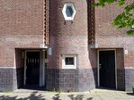 Het bovenste deel van de gevel aan de Krommeniestraat.
<br/>
Gert-Jan Lobbes, 2020