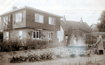 Eén van de huizen, niet lang na oplevering. Op de foto waarschijnlijk de eerste bewoners.
<br/>
Particuliere collectie Velsen, jaren 20