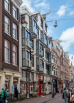 Jaren 80 bouw tussen eeuwenoude panden, met beelden uit de jaren 30.
<br/>
Marcel Westhoff, 2024