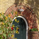 Een van de expressieve entrees aan de Hedastraat.
              <br/>
              Marcel Westhoff, 2023