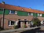 Van de meeste huizen loopt het dak evenwijdig aan de kade.
<br/>
Gert-Jan Lobbes, 2026