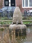Watermonumentje Harmoniehof tijdens vorst.
<br/>
Alice Roegholt, 22 januari 2015